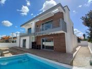 Moradia isolada T4, arquitetura contemporânea com...