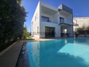 Moradia isolada T4, arquitetura contemporânea com...