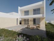 Moradia isolada T4, arquitetura contemporânea com...