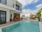 Moradia isolada T4, arquitetura contemporânea com...