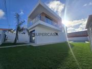 Moradia isolada T4, arquitetura contemporânea com...