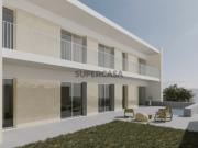 Moradia isolada T4, arquitetura contemporânea com...