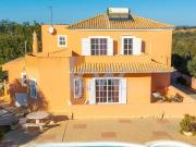 Moradia isolada T4 e terreno rústico, em Pêra