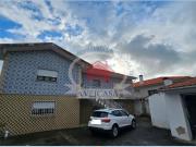 Moradia isolada T5 em bom estado com quintal e garagens