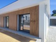 Moradia isolada térrea nova com piscina e garagem em...