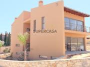 Moradia isolada V3+1 com jardim e piscina em Algoz