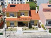 Moradia M4 com 3 pisos e garagem na cave