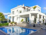 Moradia moderna com detalhes Exclusivos e Piscina...