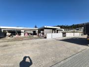 Moradia moderna com jardim, garagem e vista montanha