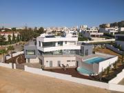 Moradia moderna com piscina e vista mar para venda em...