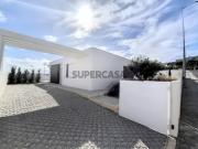 Moradia Moderna de 3 Quartos com Piscina e Jardim em...