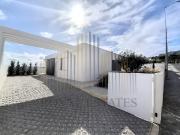 Moradia Moderna de 3 Quartos com Piscina e Jardim em...