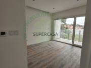 Moradia Moderna em Lote de Gaveto com Espaço Exterior...