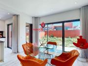 MORADIA MODERNA EM ZONA RESIDENCIAL
