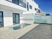 Moradia Moderna Geminada de Três Quartos com Garagem e...