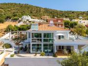 Moradia moderna renovada com extra para construção,...