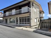 Moradia no centro da cidade, com garagem e armazém
