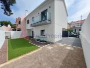 Moradia Nova a Estrear com 4 Quartos a 10 Minutos da Praia