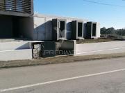 Moradia nova, com 3 pisos e quatro frentes