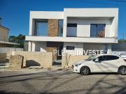 Moradia nova com piscina e garagem