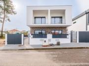 Moradia Nova com Piscina em Fernão Ferro | Design...