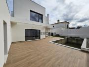 Moradia nova, com piscina, para venda em Azeitão Moradia nova, com piscina, para venda em Azeitão