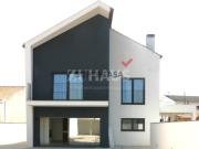 Moradia nova isolada T4+1 com garagem fechada a poucos...