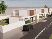 Moradia NOVA T3 em condomínio privado Santa Cruz