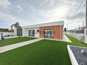 Moradia Nova T4 C/3 Suite e Piscina em Azeitão