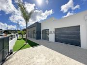 Moradia Nova T4 C/ 3 Suites e Piscina em Azeitão