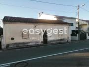 Moradia para reconstrução, com terreno, junto ao Retail...