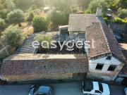 Moradia para recuperar com pátio e quintal localizada em...