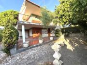 Moradia para recuperar no centro de Carcavelos