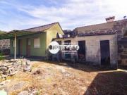 Moradia para restauro c/ 1400m2 de terreno em Arentim