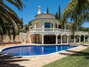 Moradia Portuguesa Clássica e Moderna com 5 Quartos a...