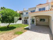 Moradia remodelada com garagem e jacuzzi no último piso...