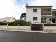 Moradia remodelada com jardim, garagem e vista...