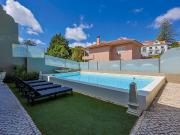 Moradia Renovada de 5 Quartos com Piscina na Prestigiada...