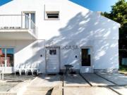 Moradia renovada no Centro do Carregado, com jardim e 3...