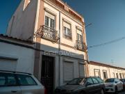 Moradia senhorial de dois pisos, rés do chão e primeiro...