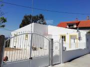 Moradia T1 + 1 inserida num terreno com 330 m2 situada...