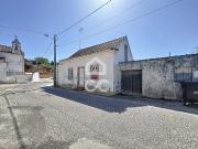 Moradia com anexos, adega, quintal, sótão e terraço...