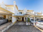 Moradia T2+1 em condomínio fechado com piscina