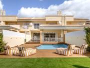 Moradia T2+2 com piscina e estacionamento, no Algarve