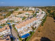 Moradia T2+2, inserida num condomínio fechado com...