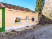 Moradia T2 bem localizada, para remodelar com...