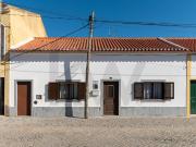 Moradia T2 com sótão, terreno, poço e árvores de fruto...