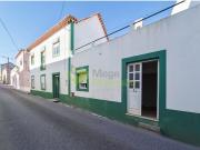 Moradia T2 com terraço, 5 minutos do Cadaval, para remodelar