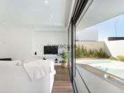 Moradia T2, geminada com dois pisos em Montinhos da Luz,...