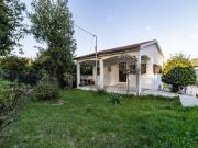 Moradia T2 isolada com anexos e terreno de 1800m2, em...